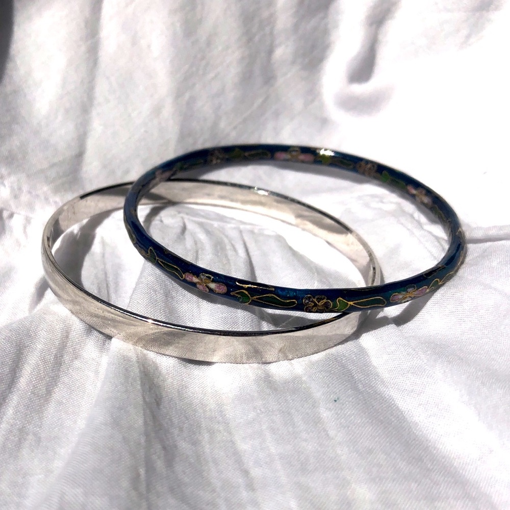 LOT of 2 bangle bracelets: silvertone + blue cloissone
